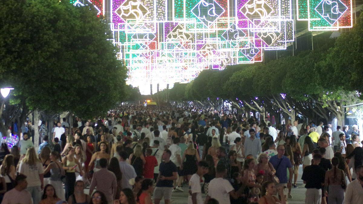 Ambiente del Real del Cortijo de Torres la primera noche de la Feria de Málaga de 2025