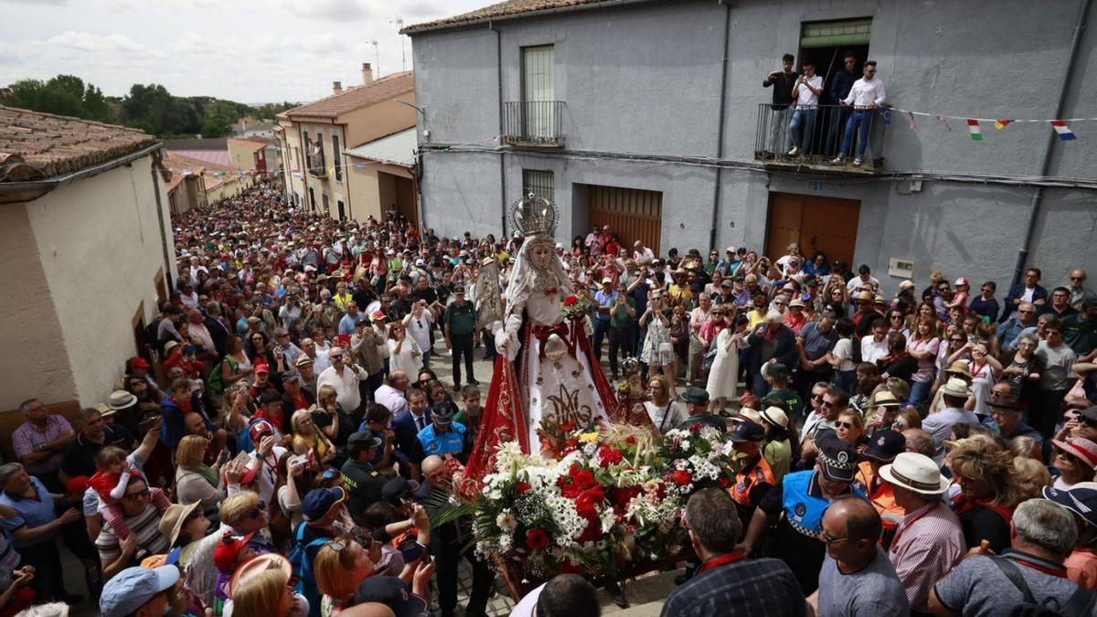 La virgen sube por las calles de La Hiniesta en la romería de 2019. |