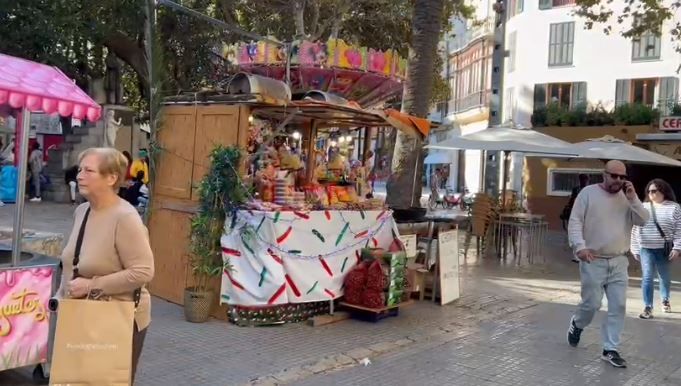 FOTOS| La calle Unió y la plaça del Mercat se tiñen de verde y rojo por la campaña de Navidad 'Un Nadal amb siurells'.