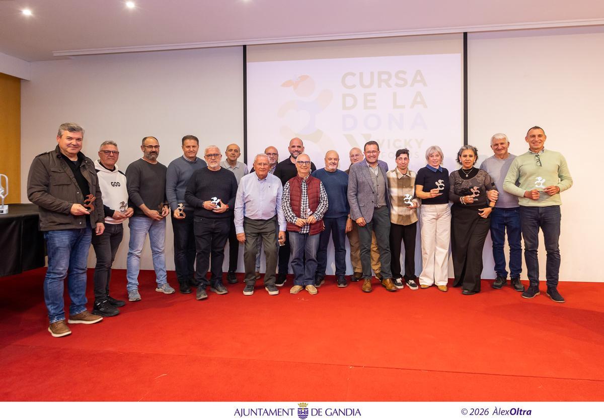 Representantes de los colectivos colaboradores con la Cursa de la Dona Vicky Foods de Gandia