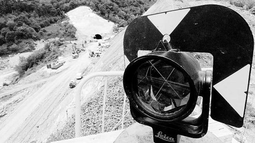 Al fondo, el nuevo túnel en el que se produjo ayer la voladura que provocó los cortes de tráfico.