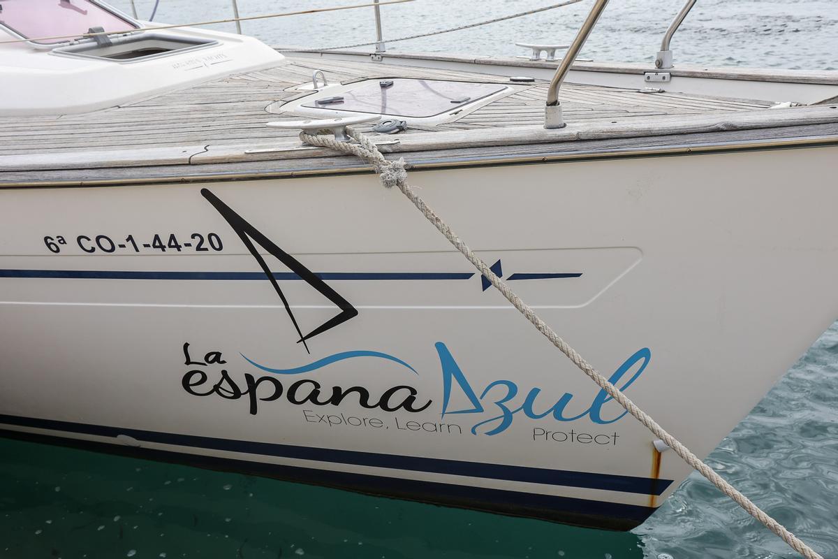 Un detalle del velero con el que la expedición está recorriendo la costa española haciendo un mapa de la contaminación.