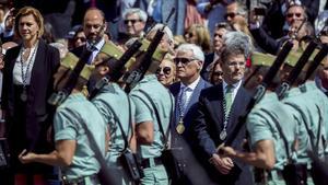 La ministra de Defensa, María Dolores de Cospedal, preside un desfile militar.