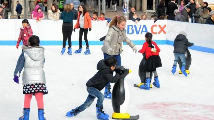 Gent patinant a la pista de gel, per on l&#039;any passat van passar prop de 12.000 persones