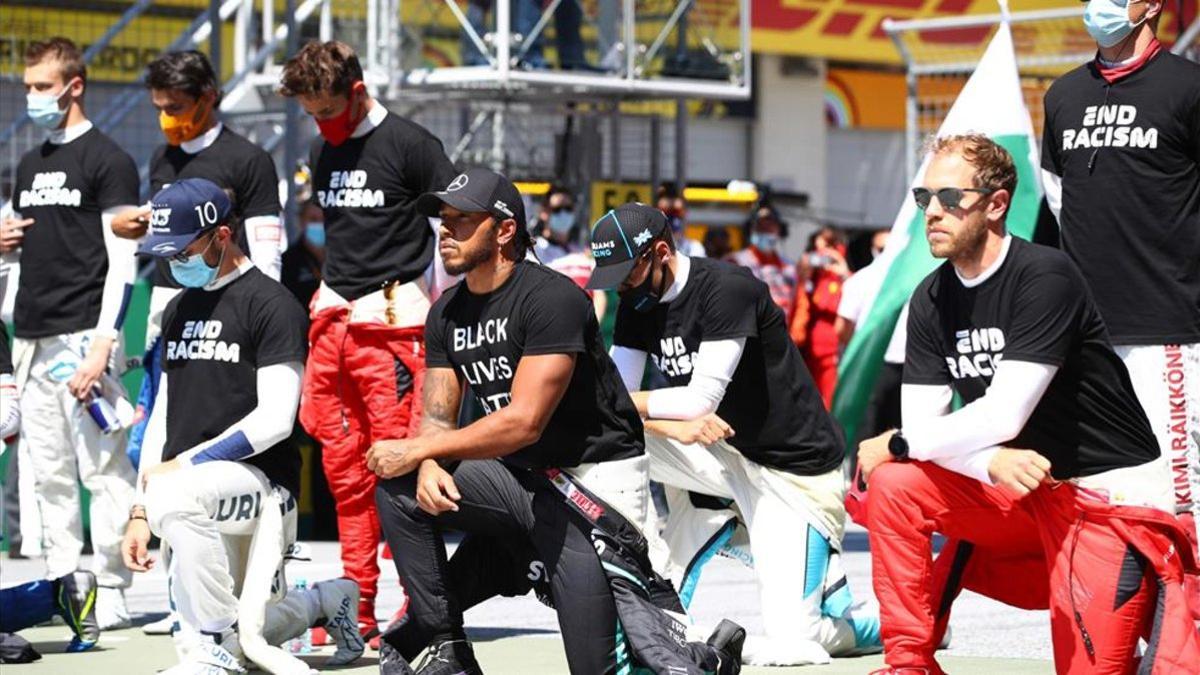 Hamilton, bandera del movimiento contra el racismo en la F1