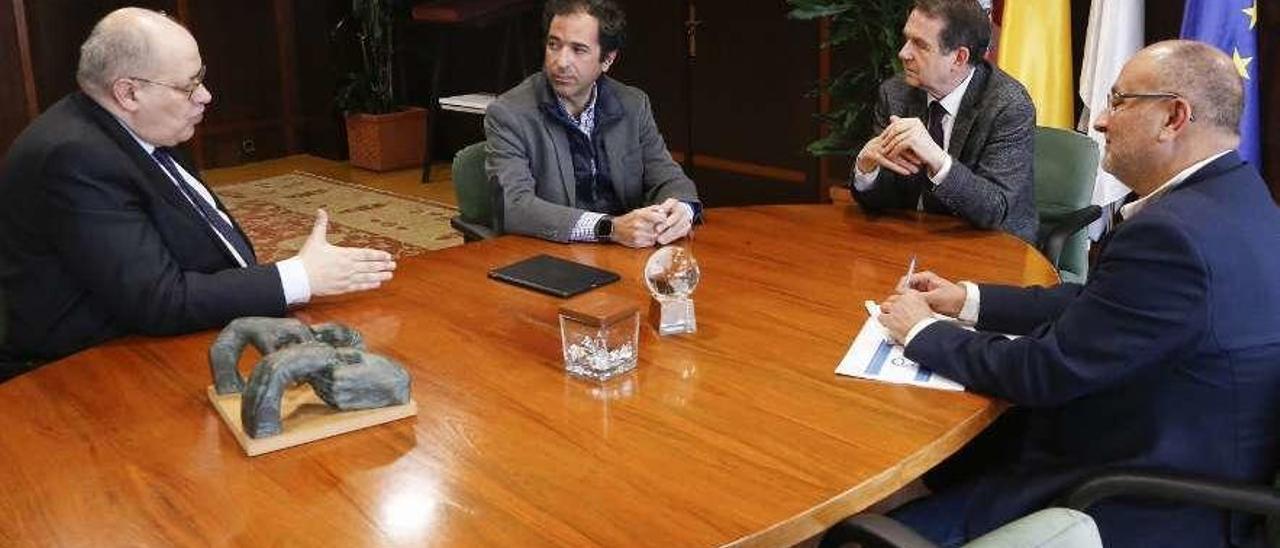 El alcalde de Vigo, Abel Caballero, con Diego Maraña, de En-Colectivo, el abogado Agustín Gándara Moure y el concejal Abel Losada. // Ricardo Grobas