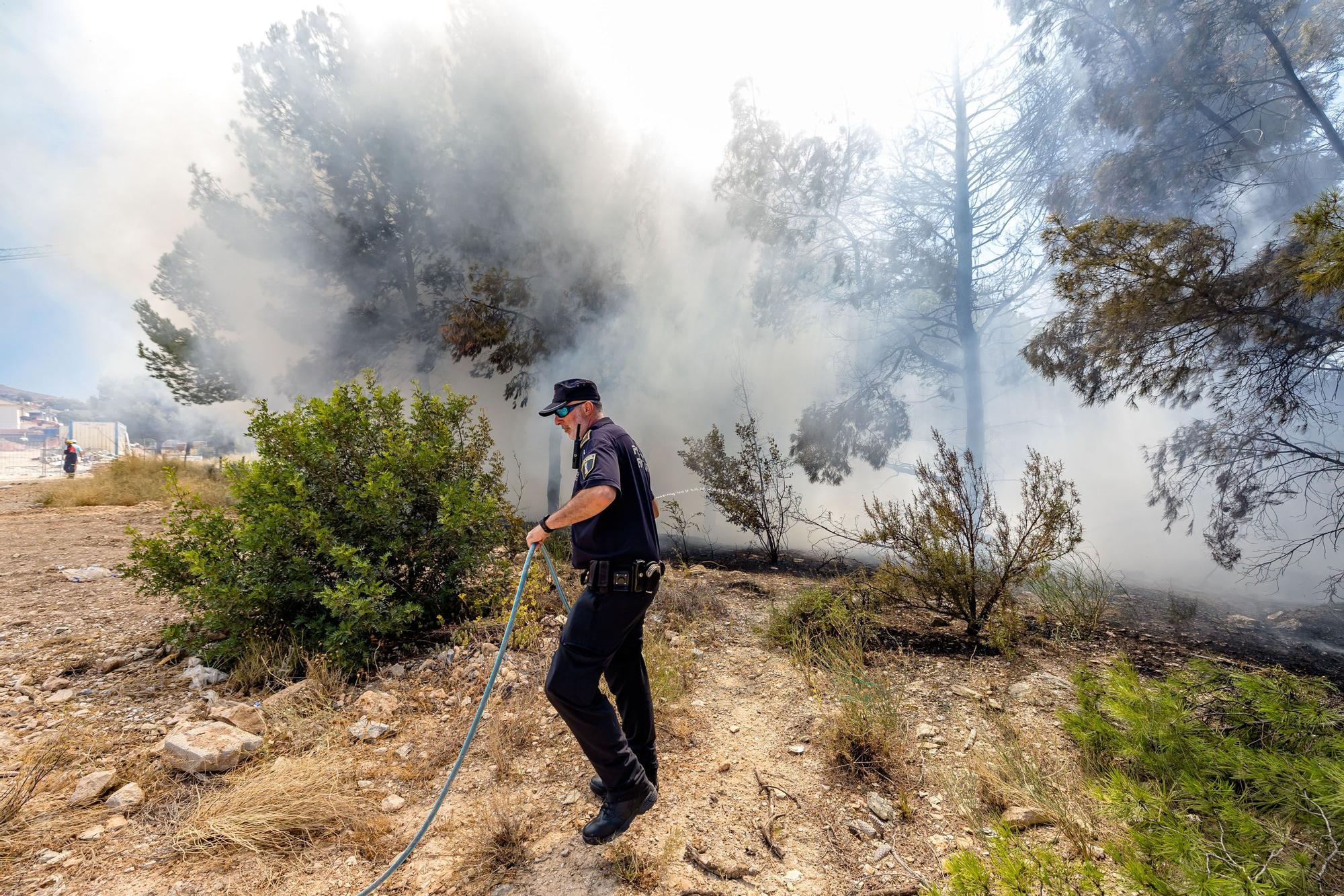 Incendio en Finestrat junto a la urbanización Sierra Cortina y el vial a Terra Mítica