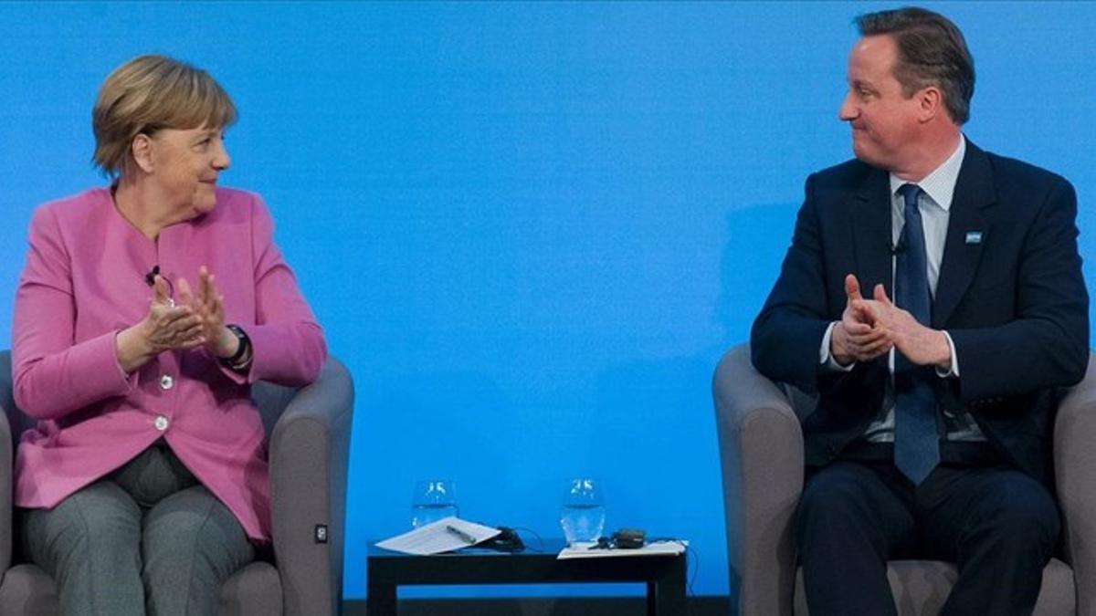 Merkel y Cameron, en una rueda de prensa al final de la conferencia de donantes.