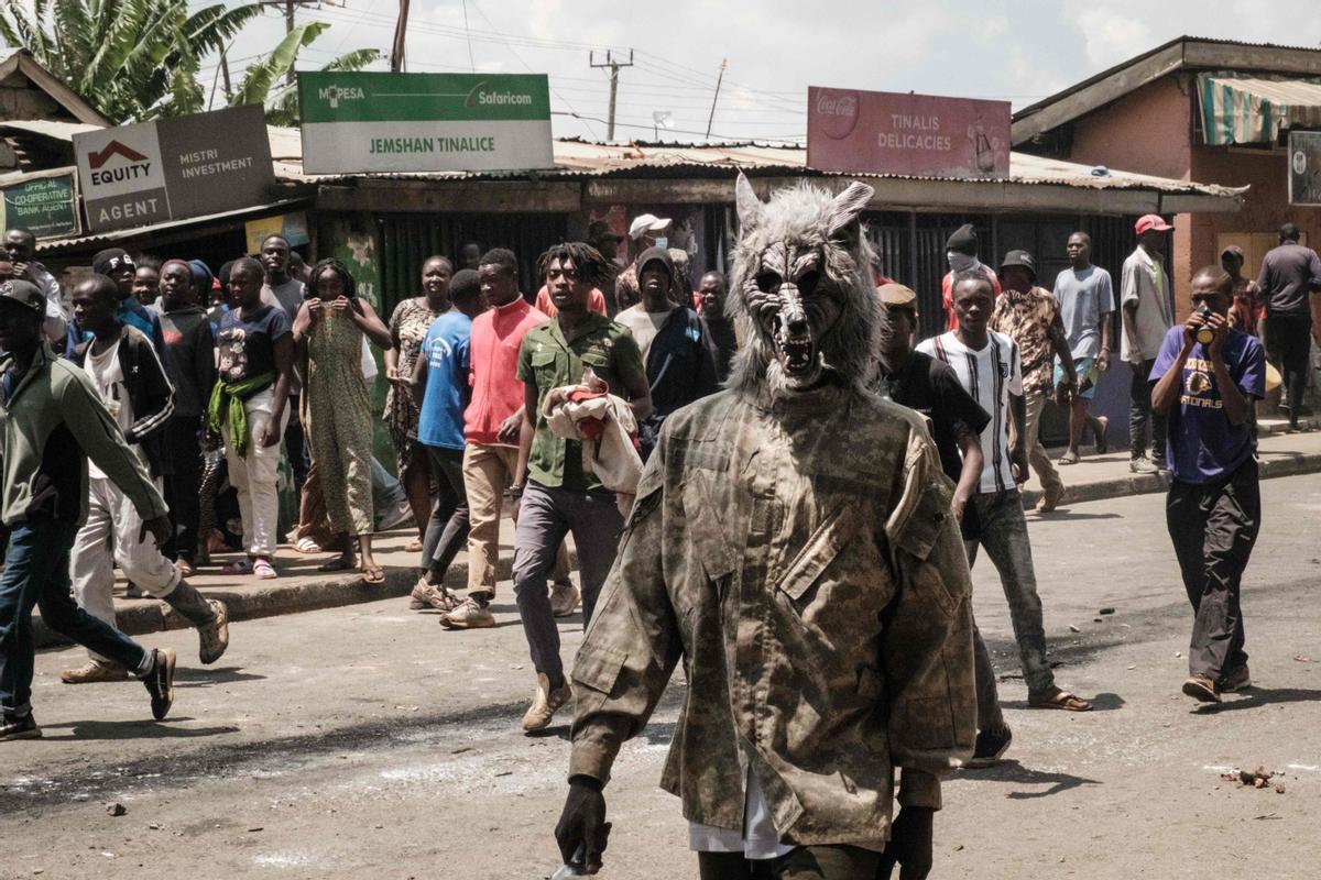 Protesta masiva convocada por el líder de la oposición Raila Odinga, afirma que le robaron las últimas elecciones presidenciales de Kenia y culpa al gobierno por el aumento del costo de vida en Nairobi.