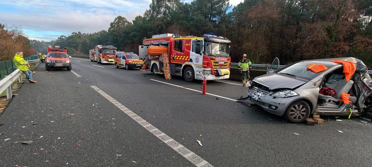 Un accidente entre un camión de mercancías peligrosas y un turismo deja dos heridos y dificulta la circulación en la AP-9