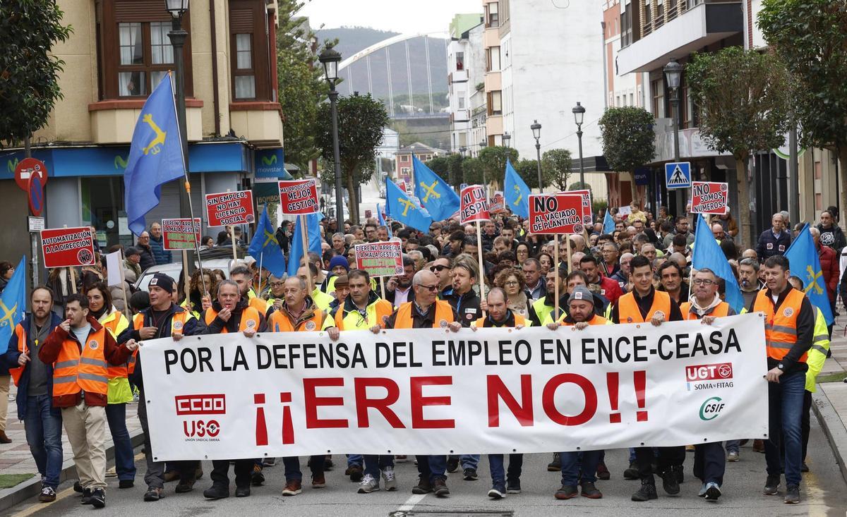 Manifestación de trabajadores de Ence en Navia, el pasado domingo.
