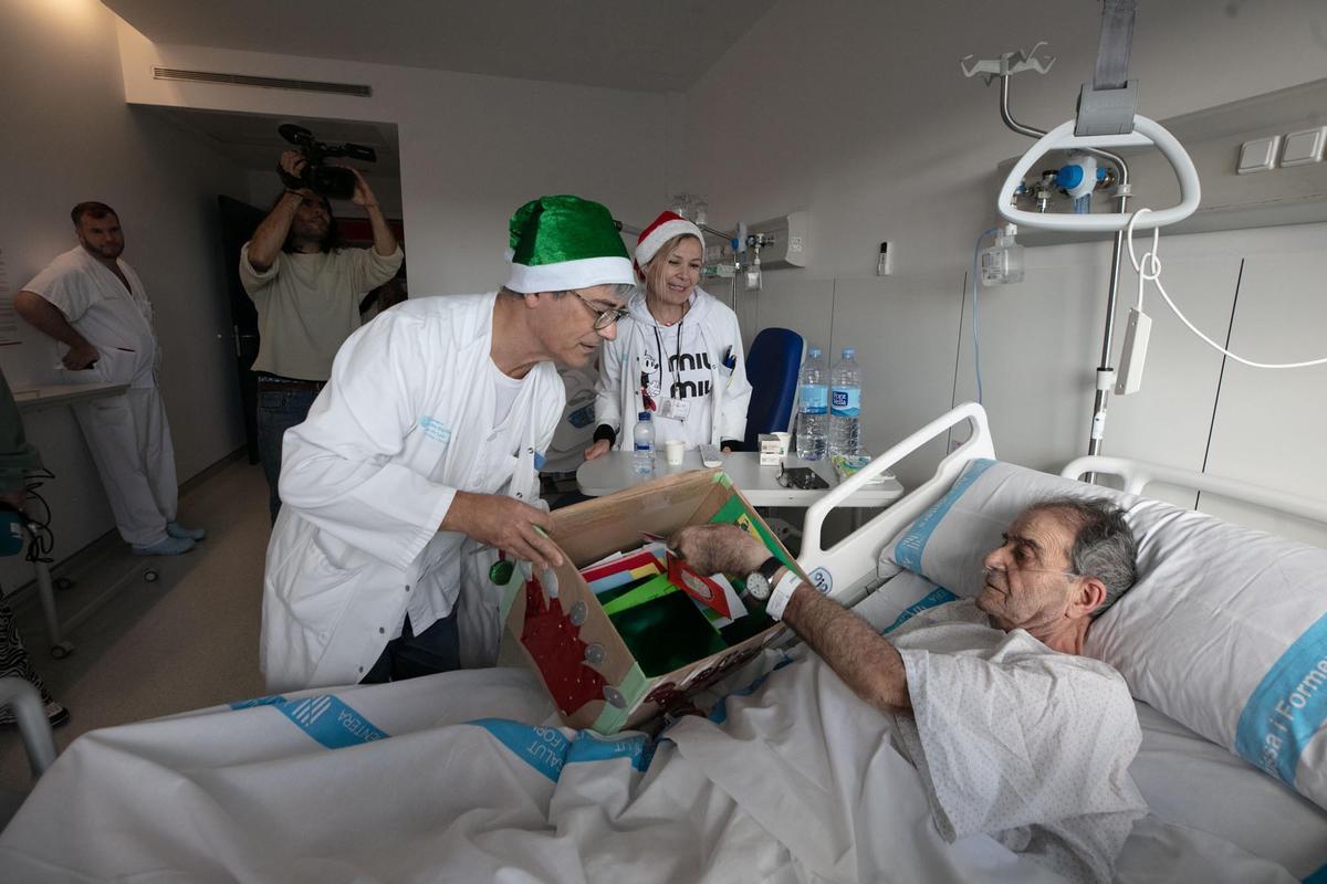Las postales navideñas de los alumnos de Cas Serres llegan un año más al Hospital Can Misses Las postales navideñas de los alumnos de Cas Serres llegan un año más al Hospital Can Misses