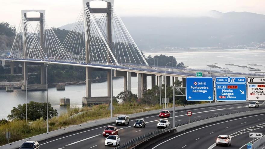 Vehículos circulando por el puente de Rande. // José Lores