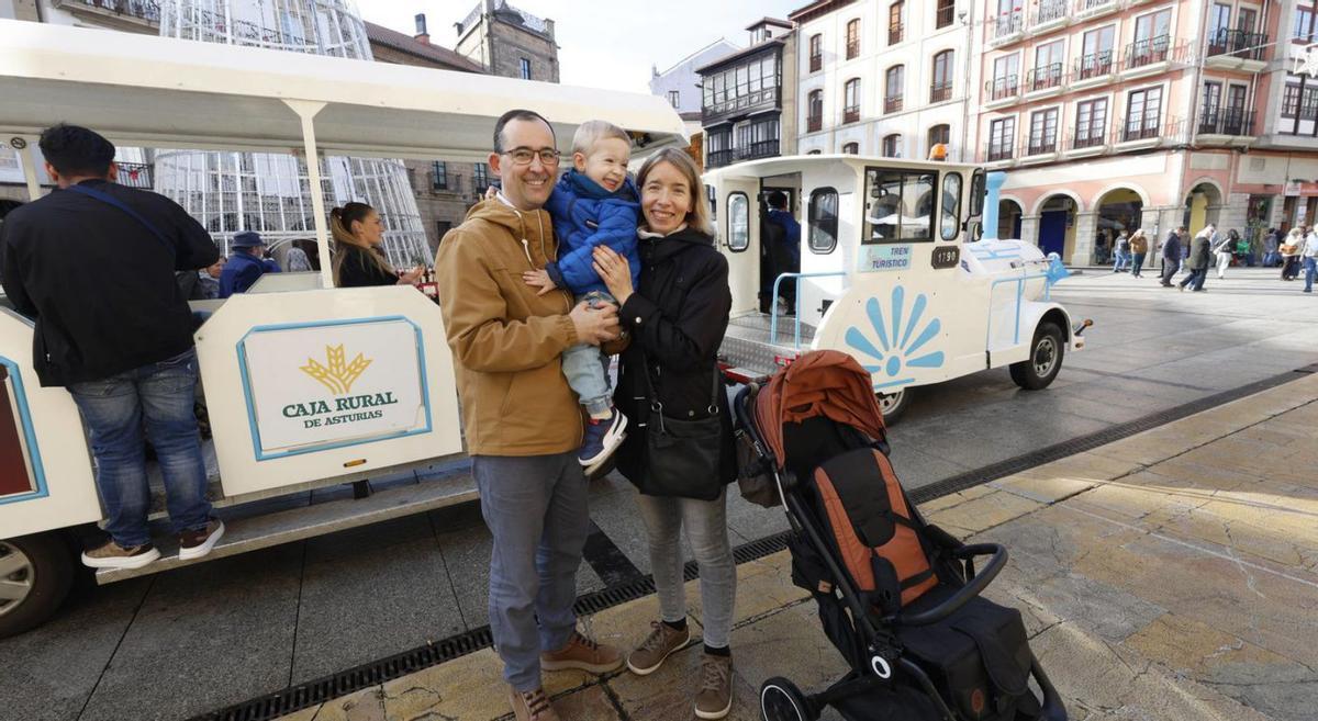 Anselmo Melguar, Lucas Melguar y Lina Slizyte, tras bajarse del tren.