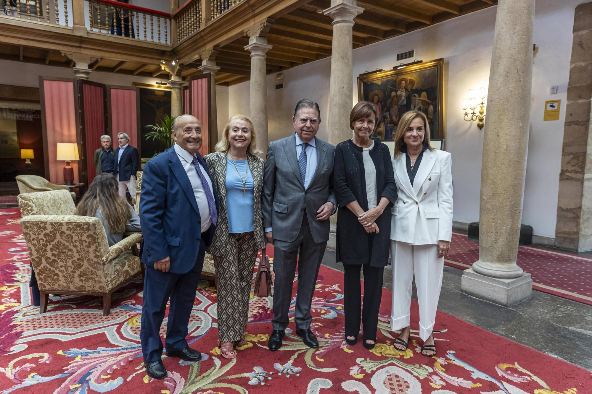 La Asociación Día de Galicia en Asturias entrega su medalla de oro a Adrián Barbón y Carmen Moriyón