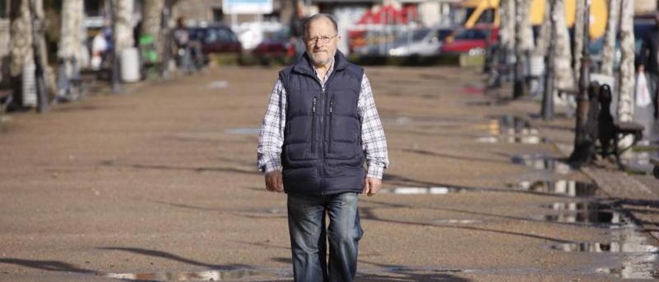 José Saiz Penelas, caminando por la Alameda Vella de Cangas en una foto del año 2012.   | C.G.