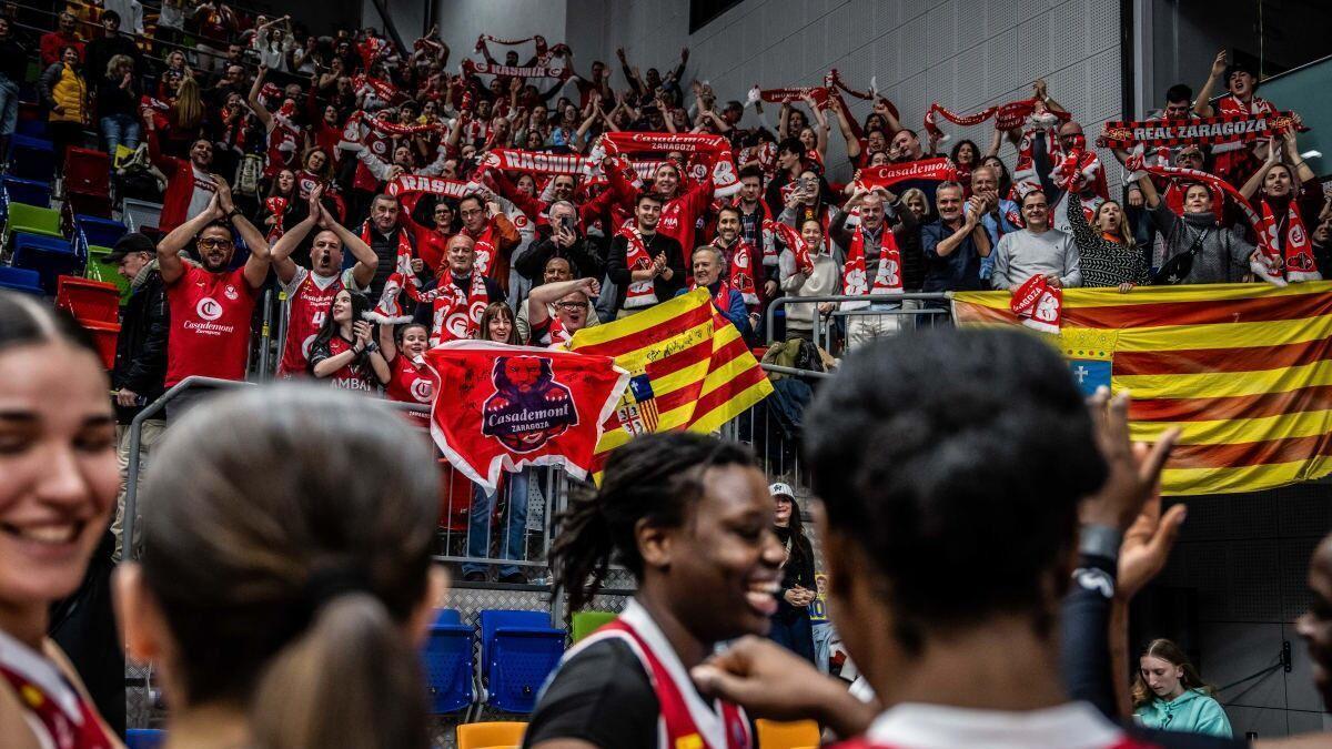 Afición y jugadoras celebran el triunfo en Praga la semana pasada.