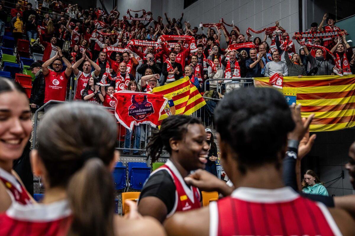 Afición y jugadoras celebran el triunfo en Praga la semana pasada.