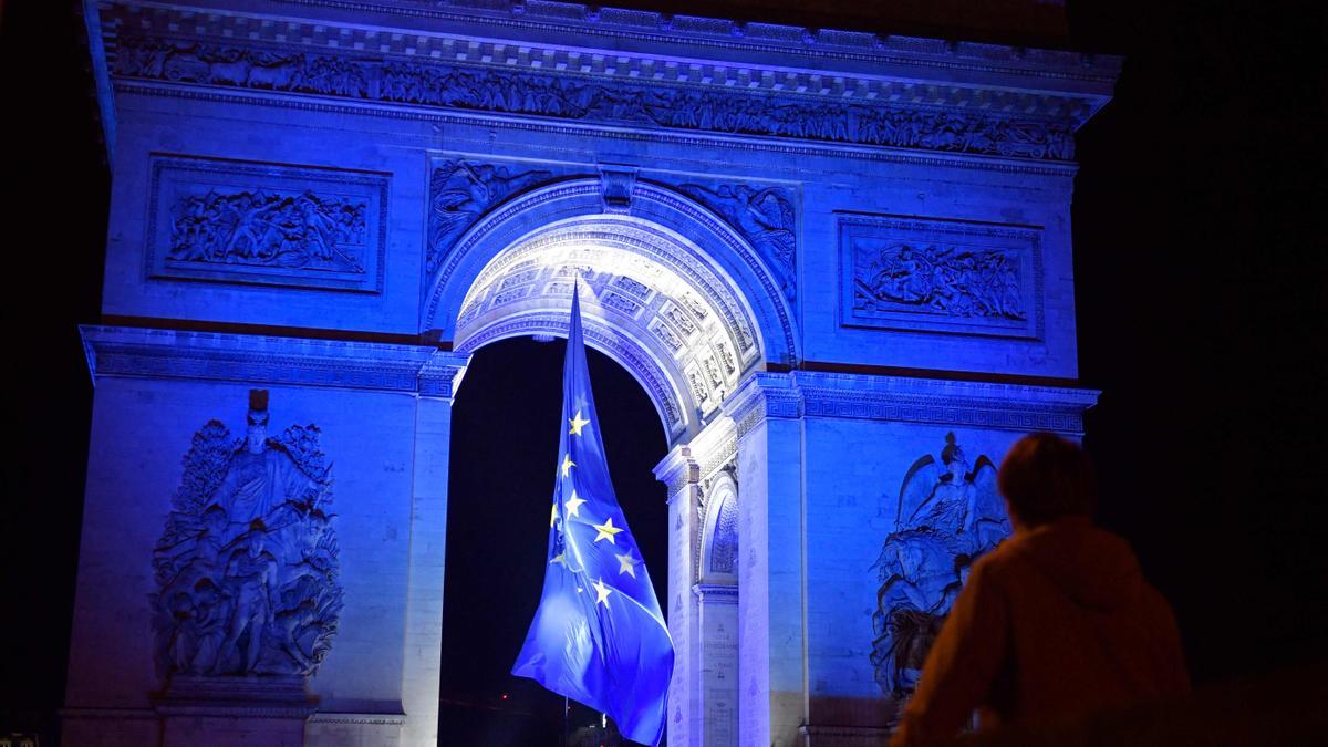 La bandera europea ondea en el Arco de Triunfo de París, el pasado 1 de enero.