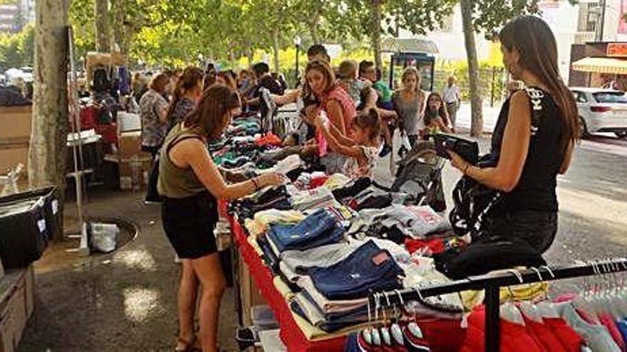 Ambient entre les parades del Firastiu ahir a la tarda al passeig de Pere III