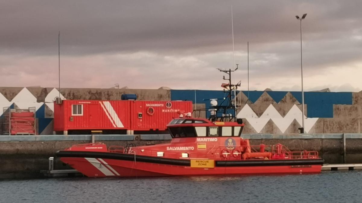 La embarcación de Salvamento Marítimo 'Izar' se estrena en Canarias con el rescate de una patera en Fuerteventura