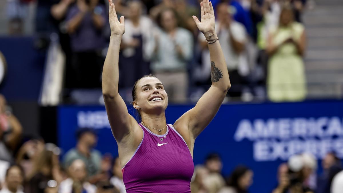 Sabalenka celebra en la pista tras derrotar a Pegula