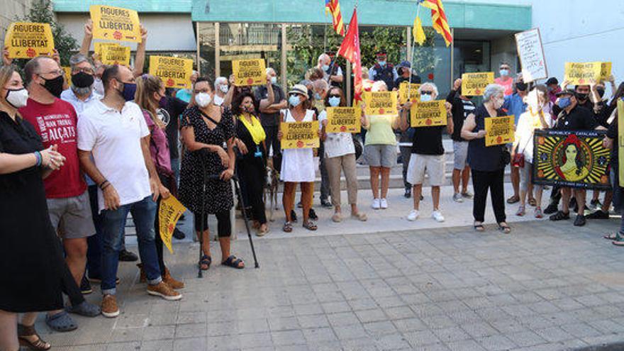 Una de les protestes convocades davant dels jutjats de la capital de l&#039;Alt Empordà.