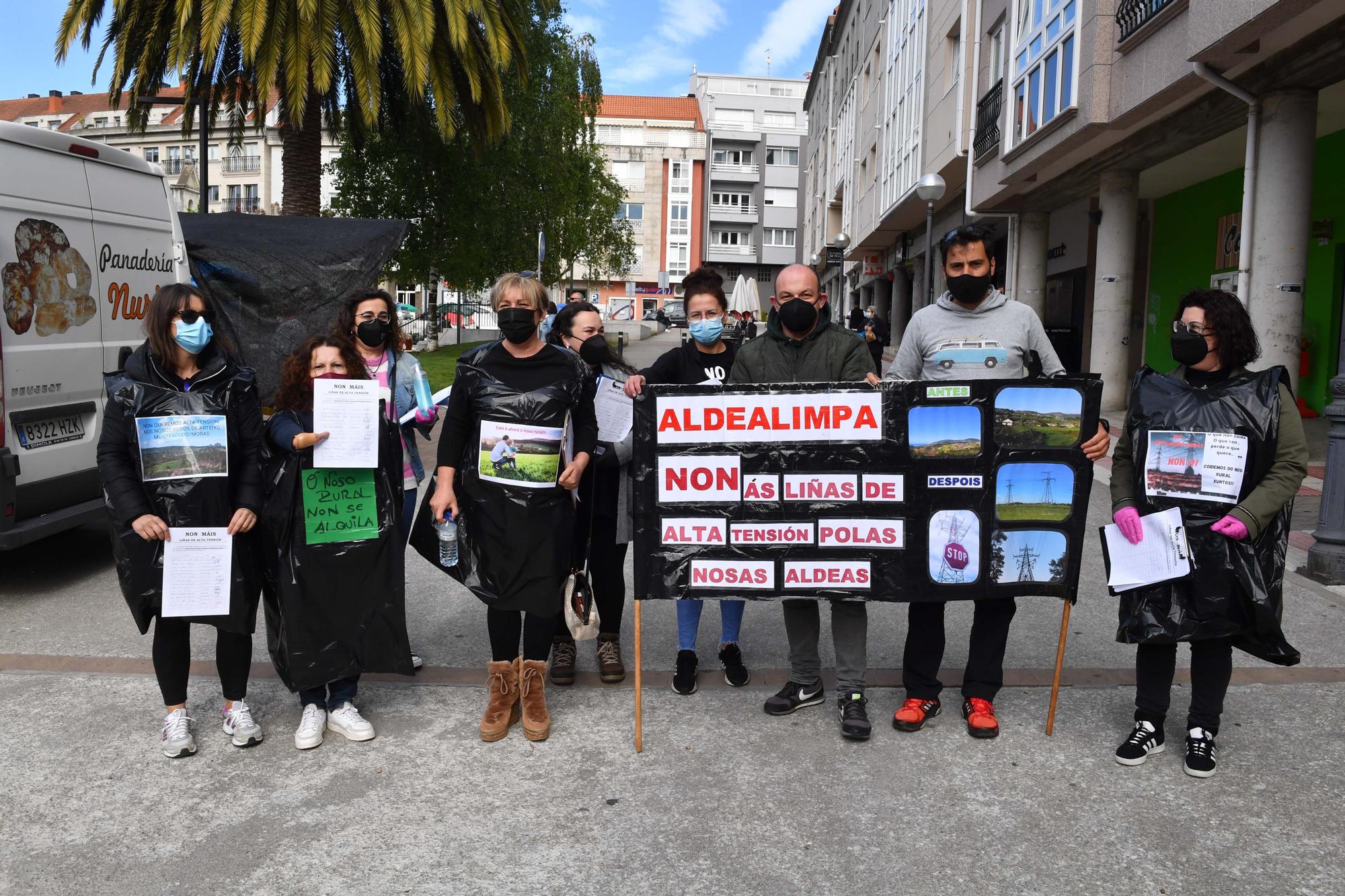 Concentración en el Obeslico de Modepen (Movemento Galego en Defensa das Pensións e Servizos Públicos)