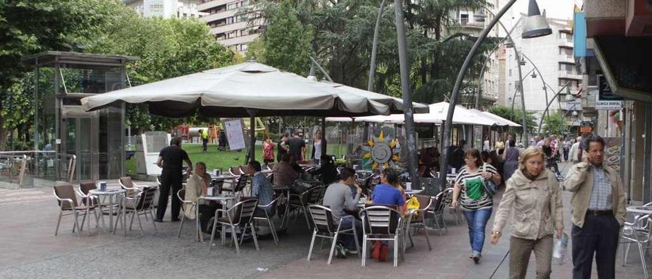 Una de las terrazas instaladas en la zona alta del parque de San Lázaro. // Jesús Regal