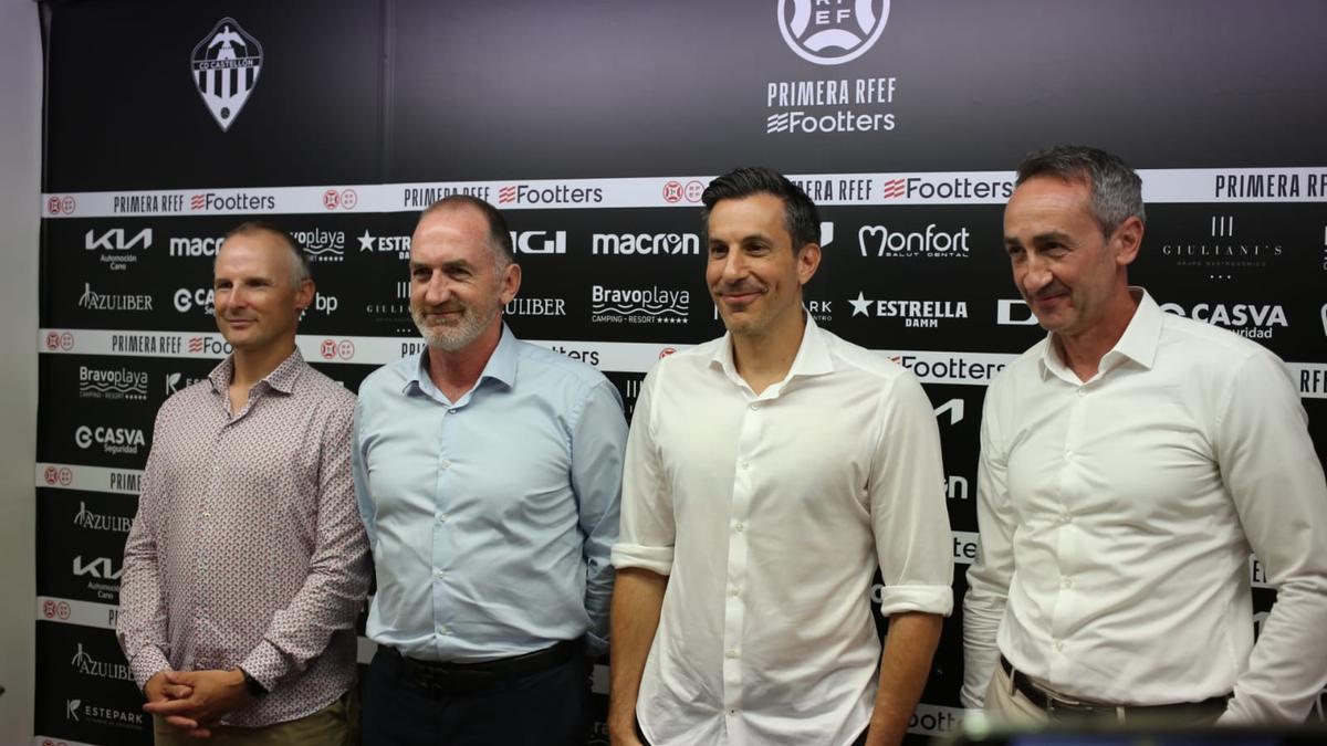 Haralabos Voulgaris con sus tres hombres de confianza este miércoles en Castalia.