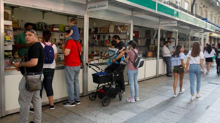 Visitantes a la Feria del Libro aprovechan la jornada de clausura para las últimas compras. // María R. Arias