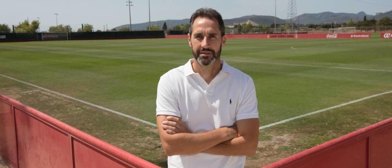 El entrenador del Mallorca, Vicente Moreno, posa para este diario en Son Bibiloni justo antes de empezar la entrevista.