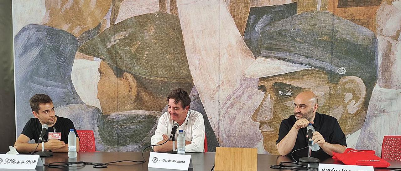 Sergio de la Calle, Luis García Montero y Martín López-Vega, ayer, en Gijón.