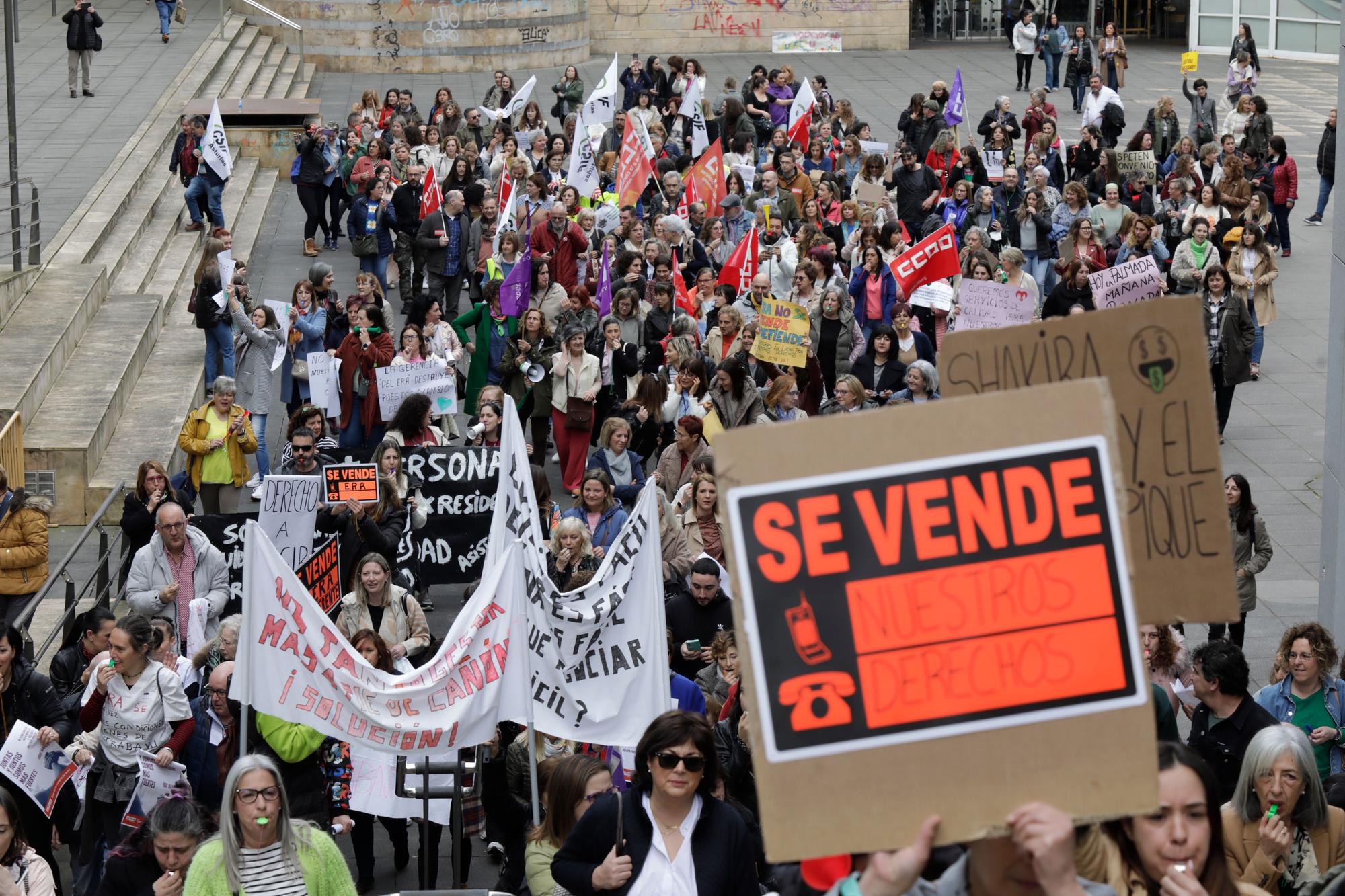 En imágenes: Multitudinaria protesta de los trabajadores del ERA: "Nuestras vacaciones no son un trueque electoral"