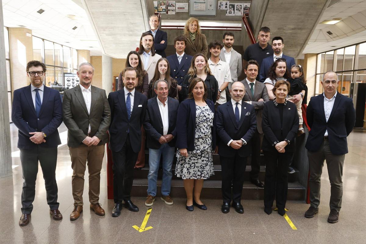 En primera línea, Celso Rodríguez, Ignacio García e Ignacio Alvargonzález, a la izquierda; con Marlene Bartolomé, Ignacio Villaverde, Carmen Moriyón y Miguel Vallina, en la mitad derecha, junto a graduados y familiares de diplomados de la Escuela de Marina Civil, en Gijón.