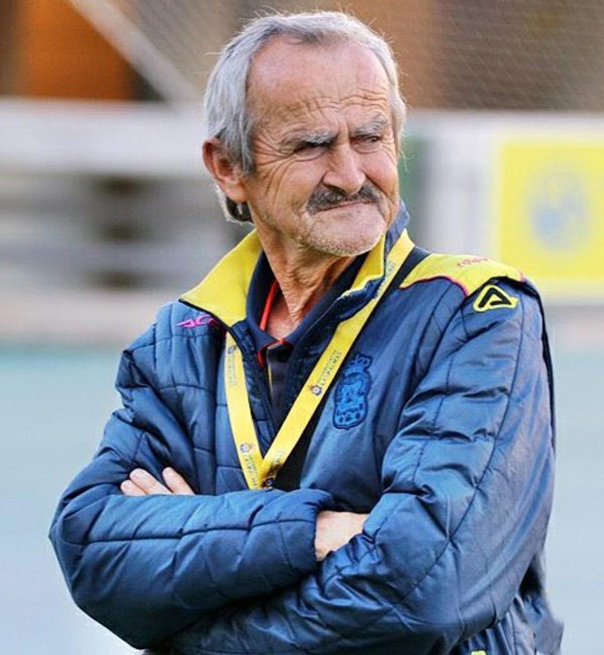 Agustín Vega del Toro ‘Tinito’ posa en el Estadio de Gran Canaria con la chaqueta de la 15-16 de la UD.