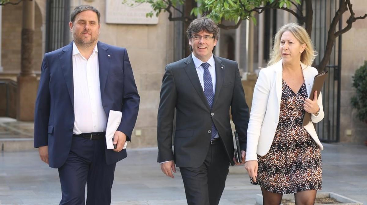 El vicepresidente del Govern, Oriol Junqueras; el 'president' Carles Puigdemont y la portavoz Neus Munté, en el Palau de la Generalitat.