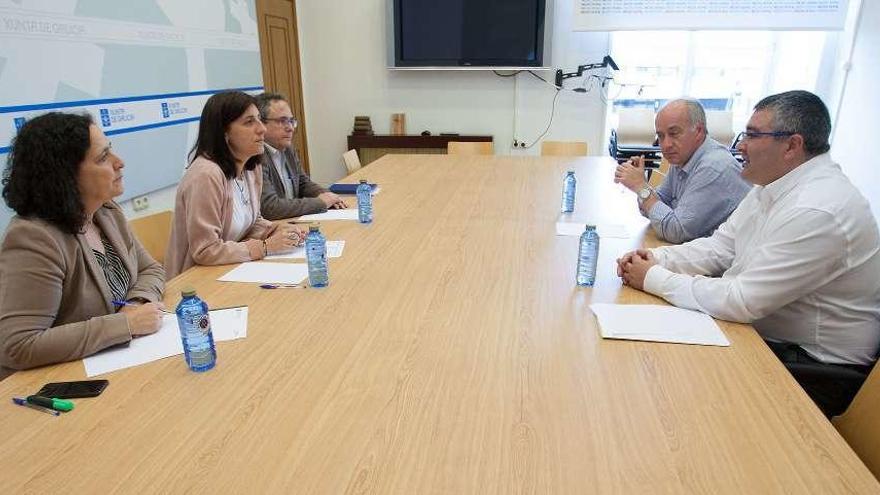 La conselleira (en el centro a la izquierda), recibió a los alcaldes, a la derecha de la imagen. // Cedida