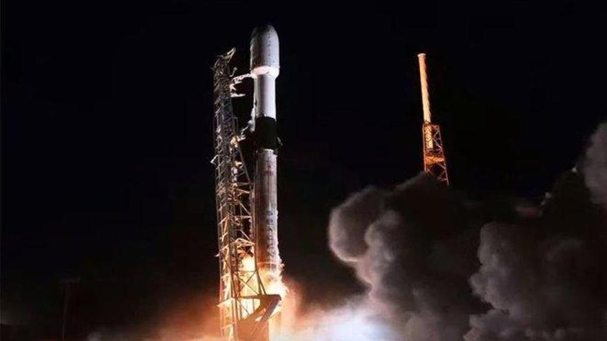 SpaceX realiza con éxito el lanzamiento de satélites para su red de internet