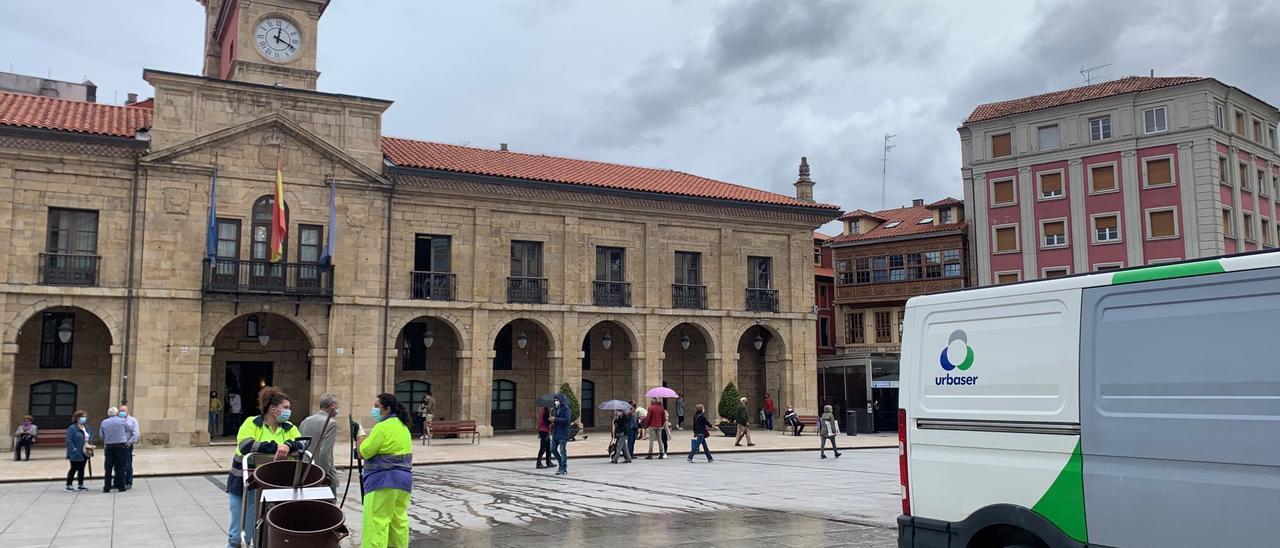 Tareas de limpieza en la plaza de España de Avilés.