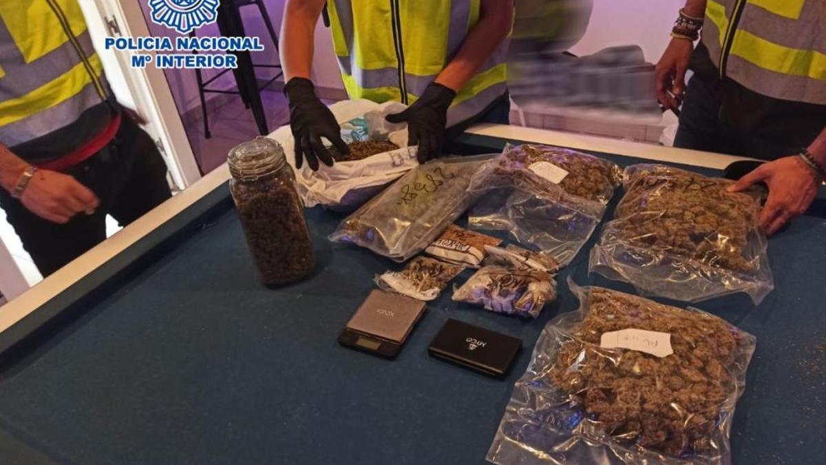 Imagen de archivo de una operación policial en un club cannábico de Alicante.