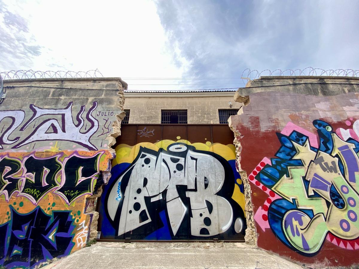 Una de las puertas que abrió el Ayuntamiento de Palma, llena de grafitis