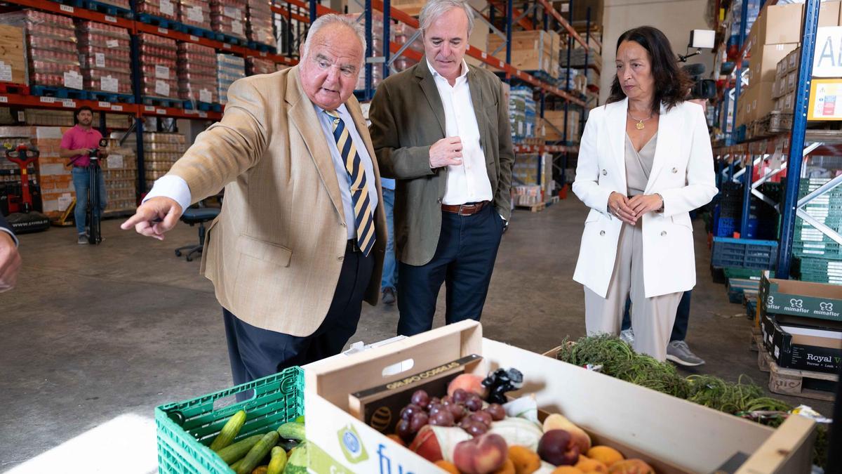 El presidente del Gobierno de Aragón, Jorge Azcón, y la consejera de Bienestar Social y Familia, Carmen Susín, con el presidente del Banco de Alimentos de Zaragoza, José Ignacio Alfaro.