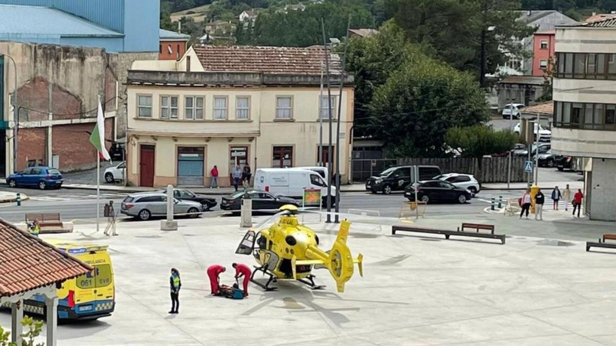 El herido, siendo trasladado al helicóptero por el personal del 061.