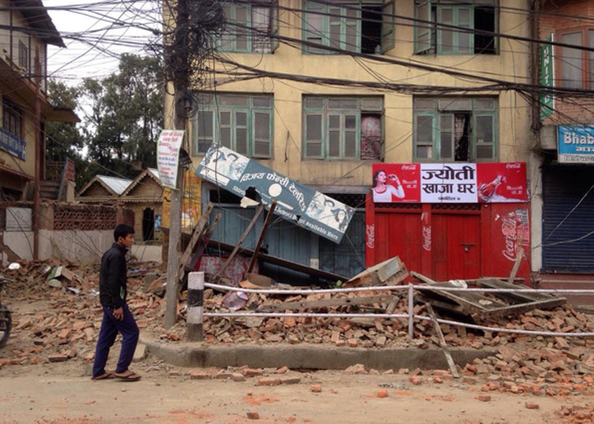 Un hombre camina por los edificios derrumbados en Katmandú.