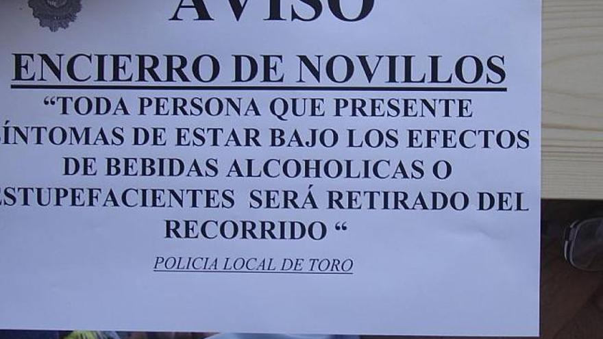 Cartel advirtiendo de la prohibición de bebidas alcohólicas.