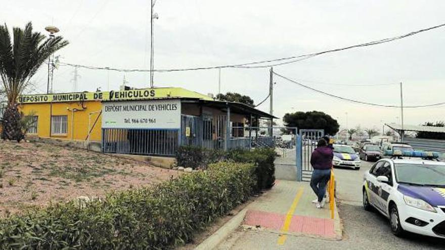 Entrada del depósito municipal de vehículos, en una imagen que fue tomada ayer. | ANTONIO AMORÓS