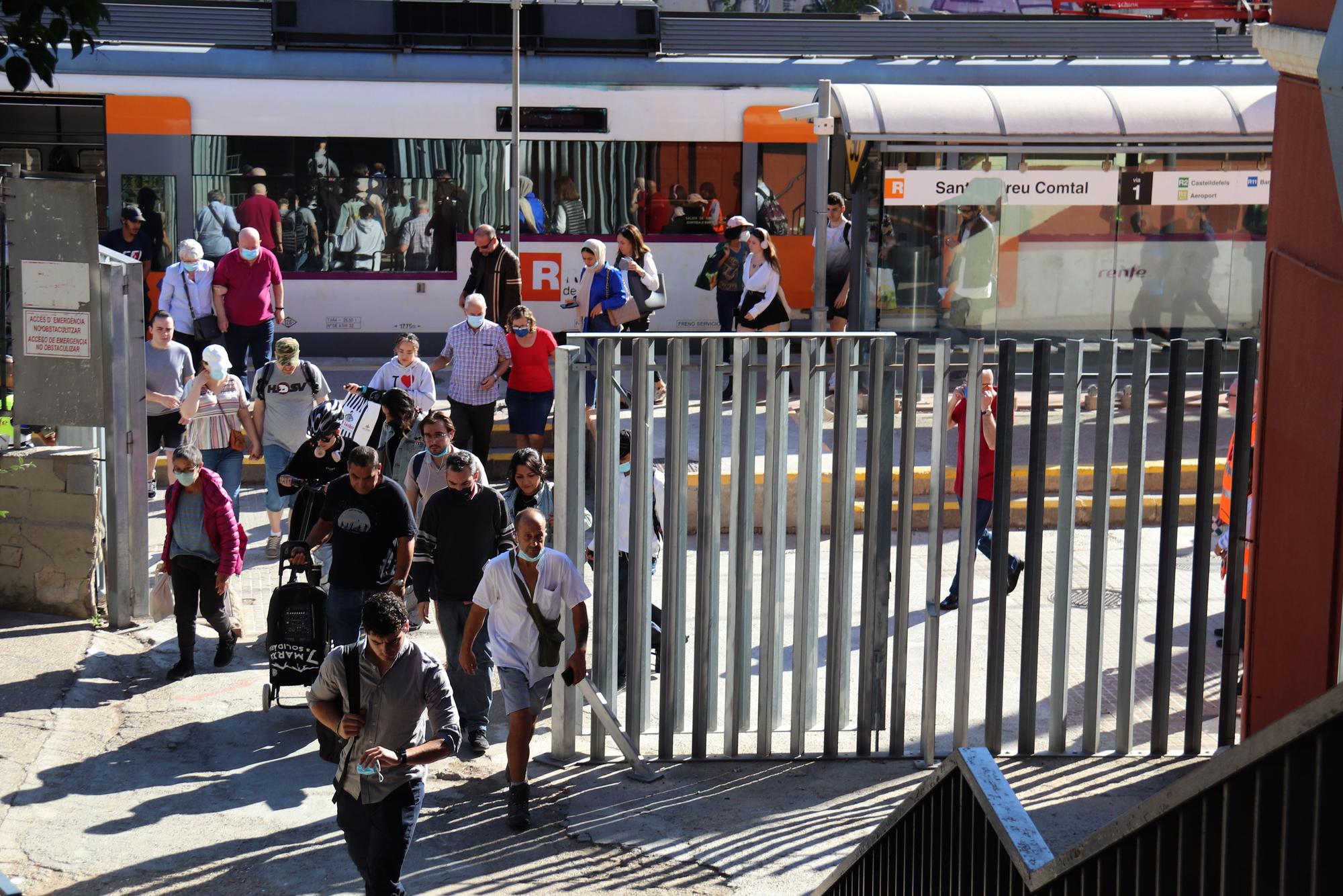 Usuarios de Rodalies saliendo del tren en la estación de Sant Andreu Comtal