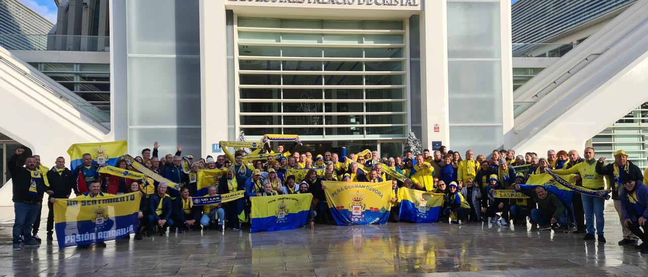Los aficionados amarillos, en la puerta del Eurostars Palacio de Cristal de Oviedo.