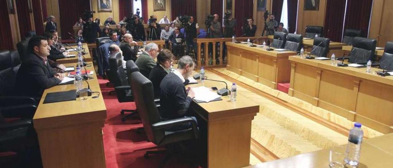Los grupos de la oposición y los asientos vacíos del grupo de gobierno en el pleno del día 3. // Iñaki Osorio
